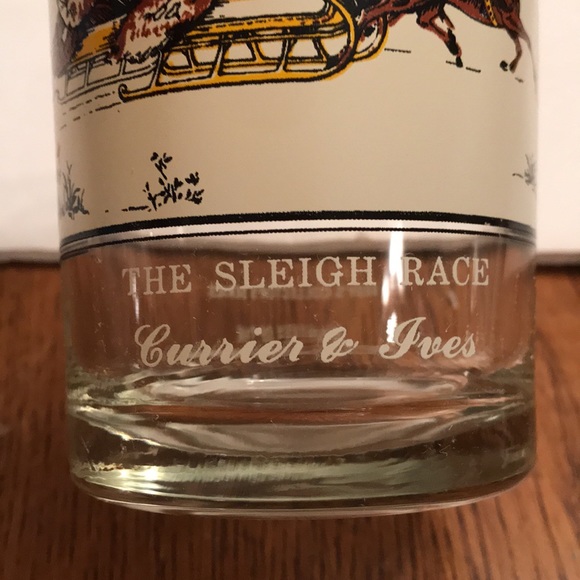 Currier & Ives The Sleigh Race Glass - Picture 2 of 4